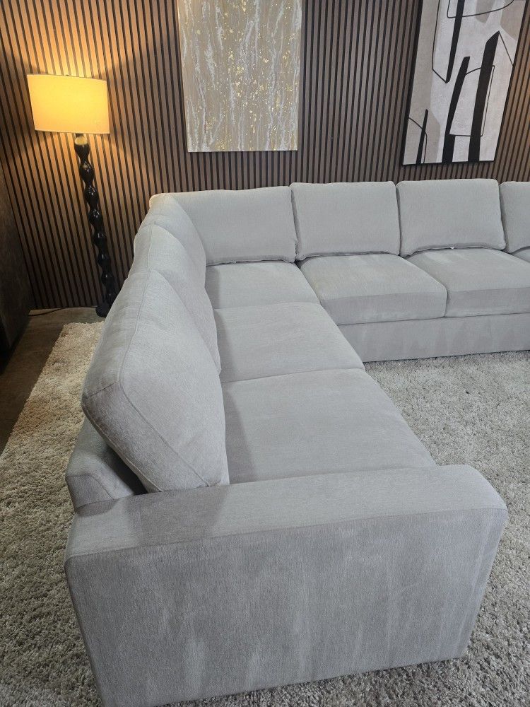 LIKE NEW - Thomasville Glenn Fabric Sectional with Storage Chaise