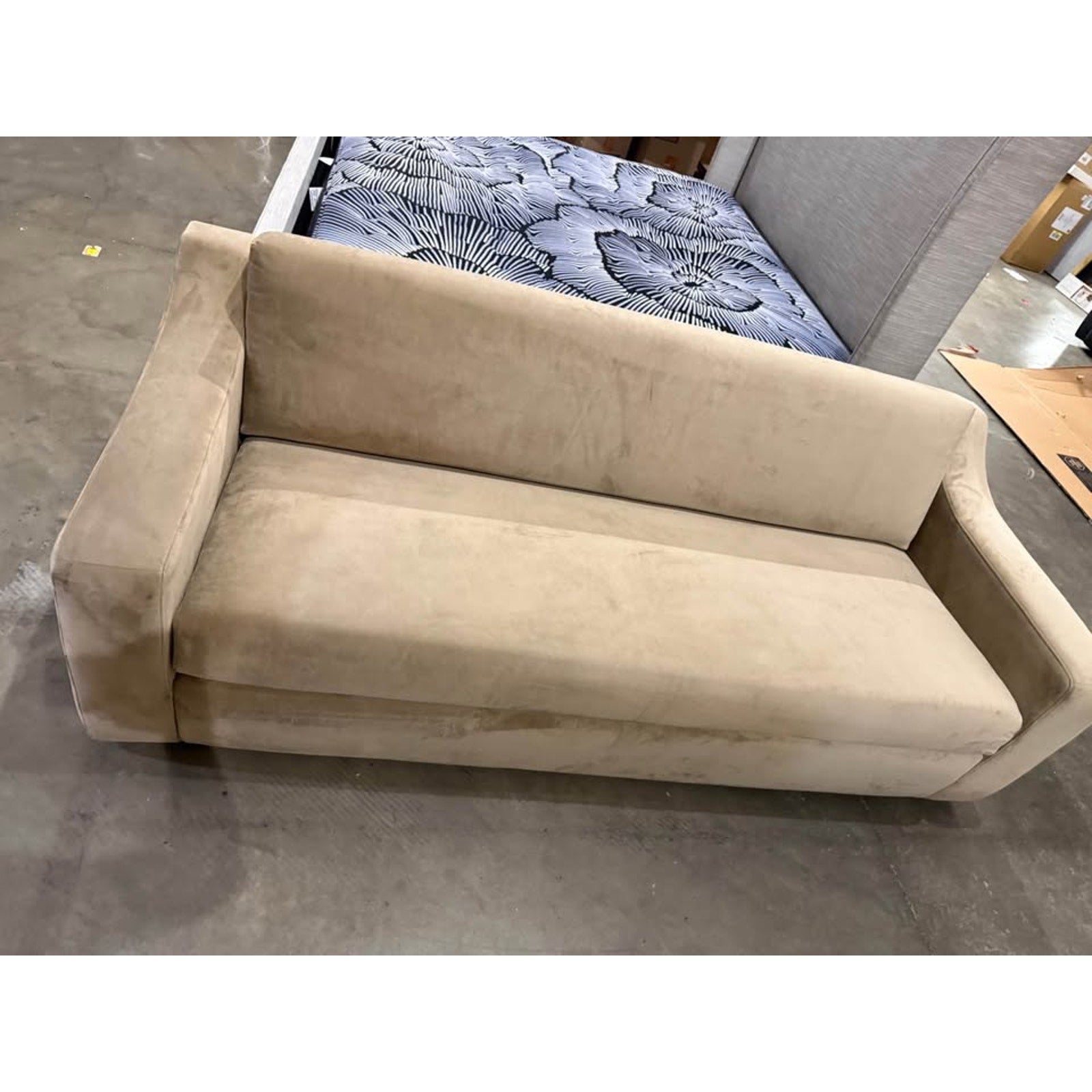 Free Delivery 🚚🚚Sofa Liora Performance Velvet