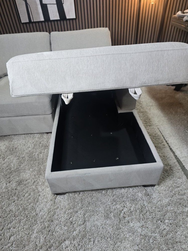 LIKE NEW - Thomasville Glenn Fabric Sectional with Storage Chaise