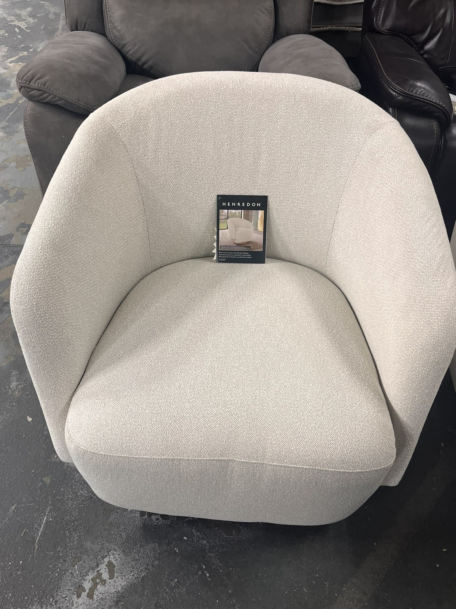Henredon Cream Murphy Swivel Chair