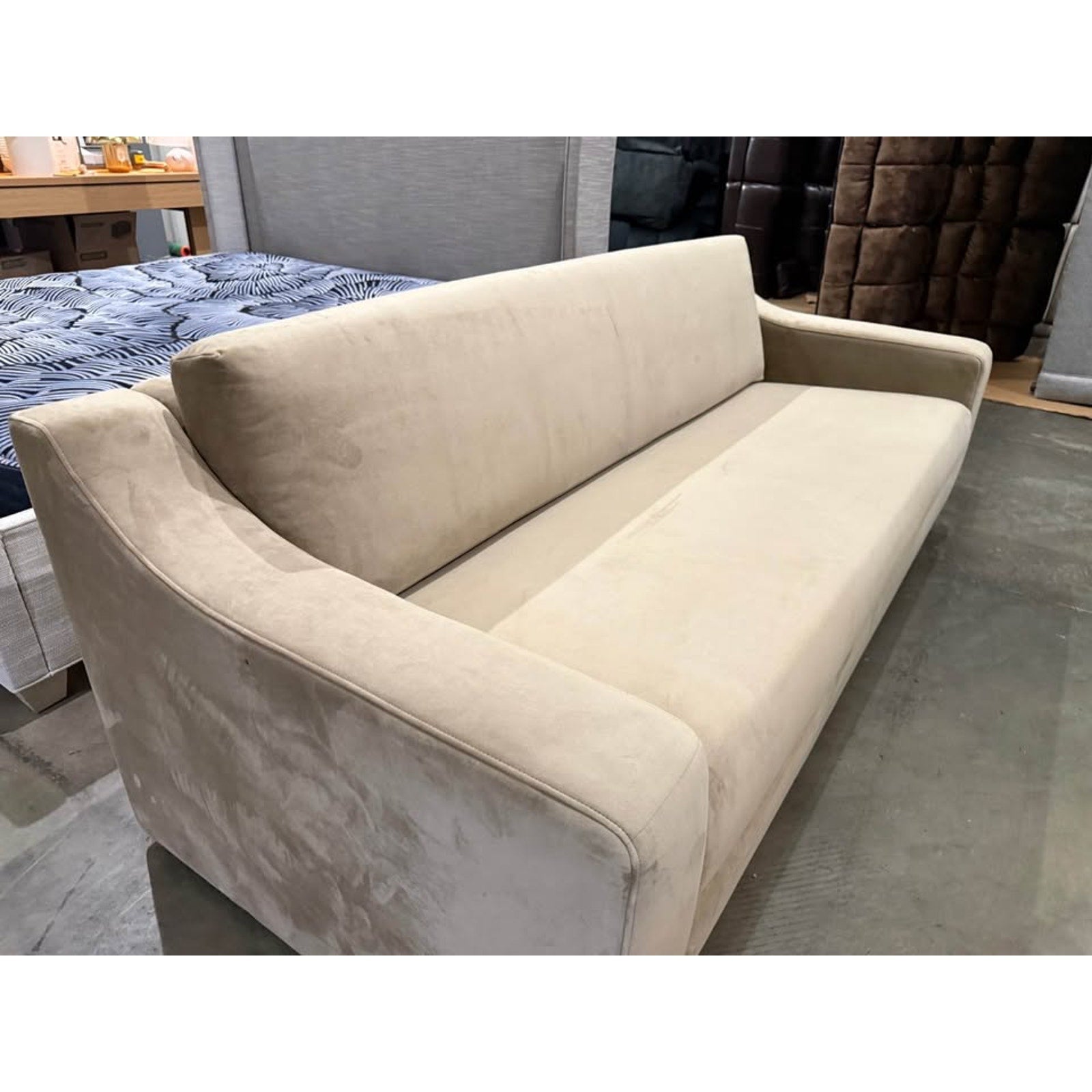 Free Delivery 🚚🚚Sofa Liora Performance Velvet