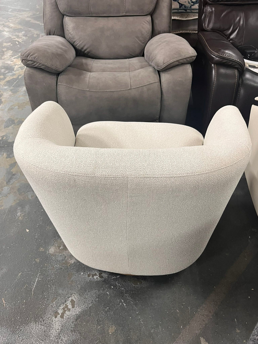 Henredon Cream Murphy Swivel Chair