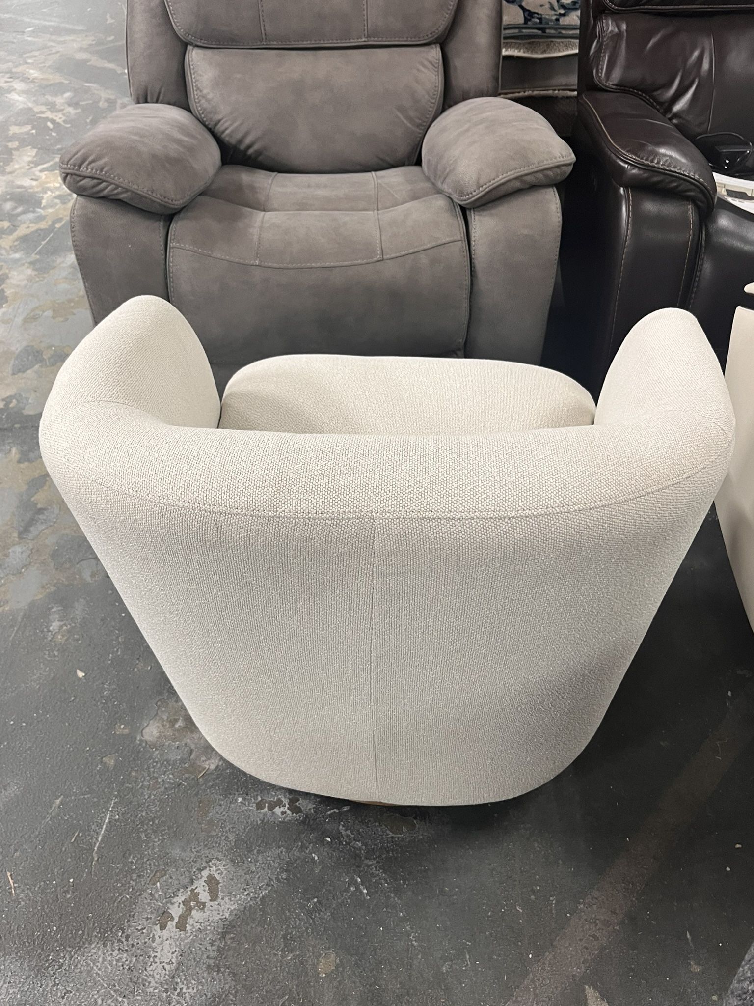Henredon Cream Murphy Swivel Chair